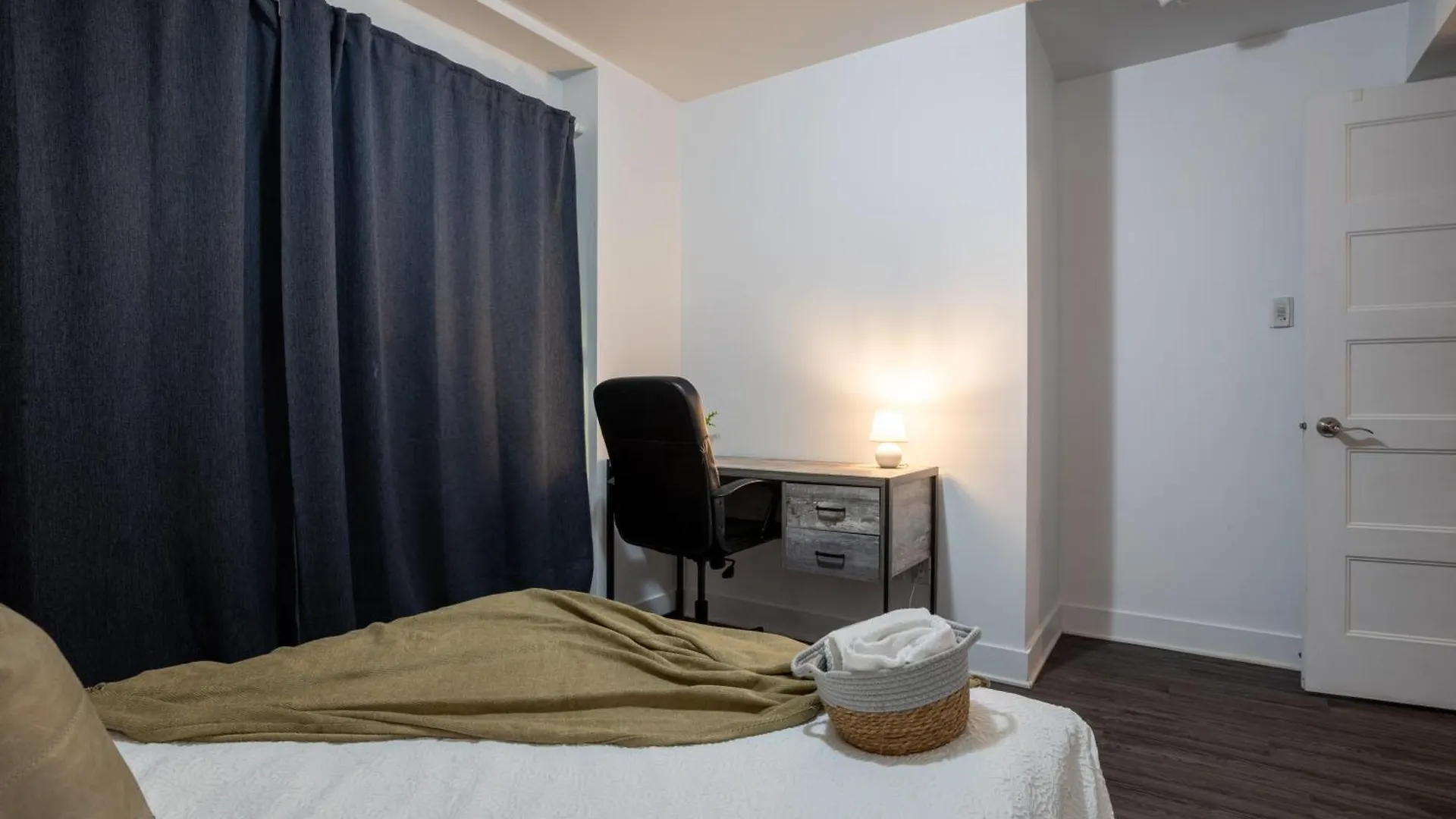Amazing 4 Bedroom Unit In Downtown Montréal Lejlighed