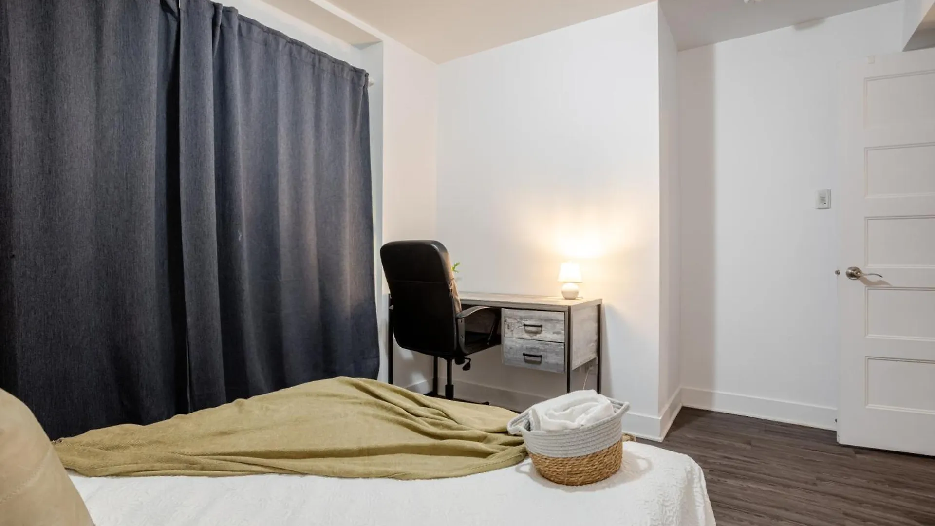 Amazing 4 Bedroom Unit In Downtown Montréal 0*,  Canada