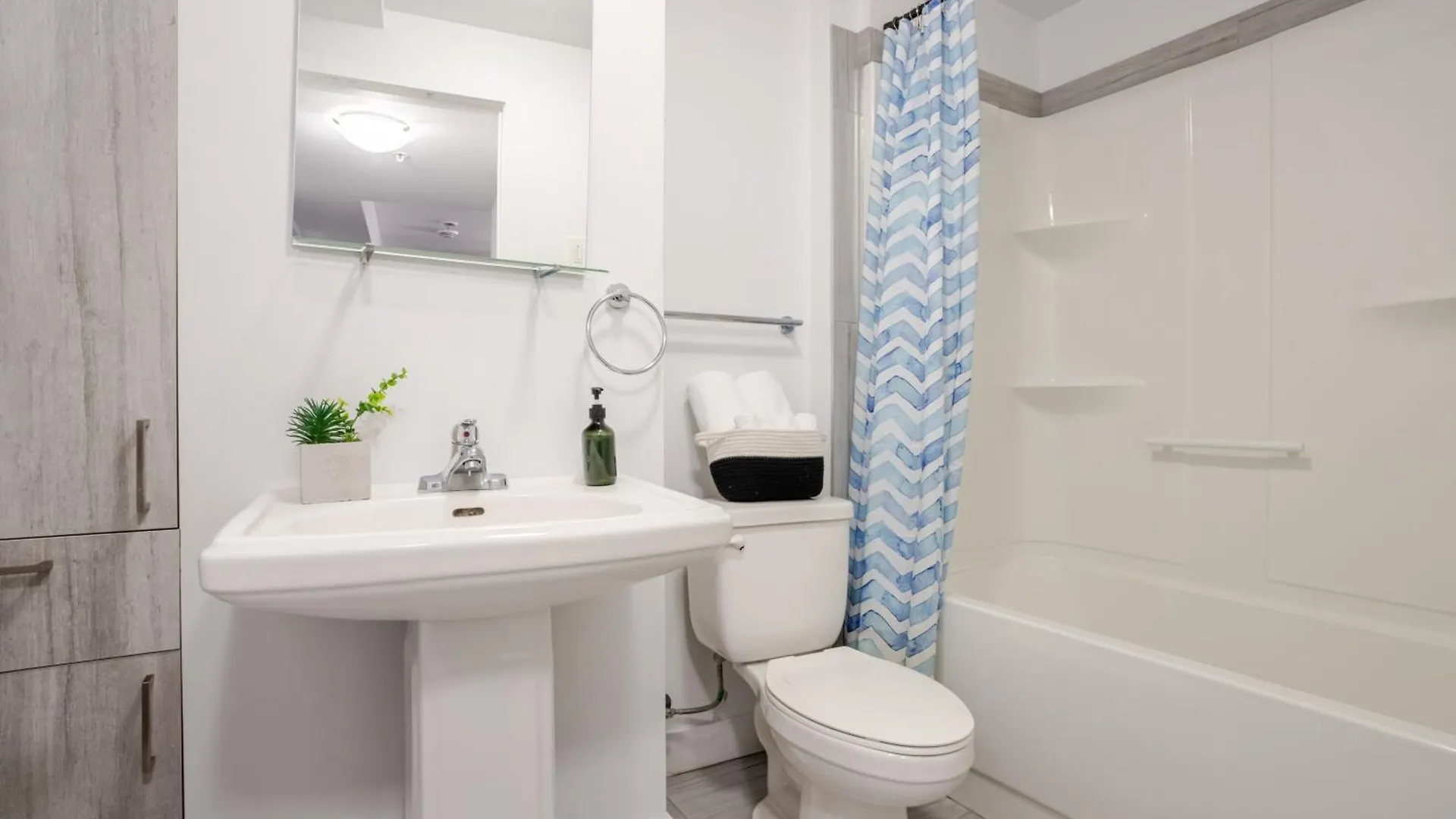 Amazing 4 Bedroom Unit In Downtown Montréal
