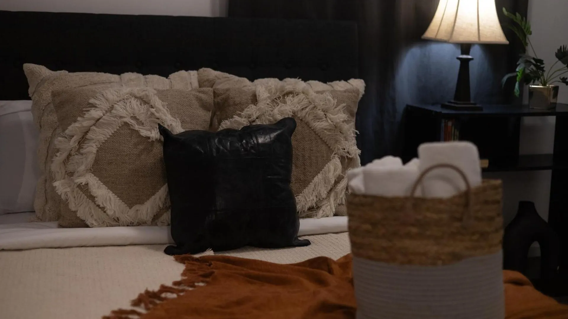 Amazing 4 Bedroom Unit In Downtown Montréal 0*,  Canadá