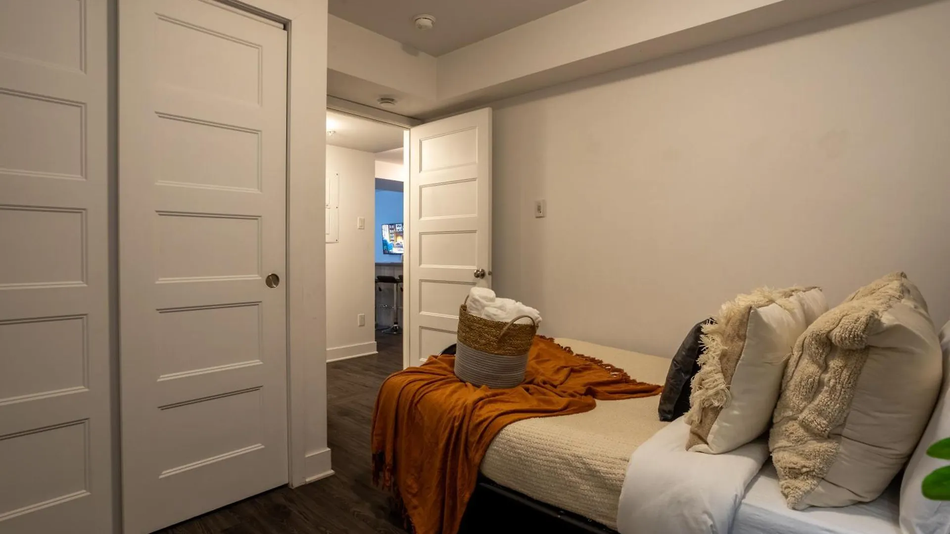 Amazing 4 Bedroom Unit In Downtown Montréal