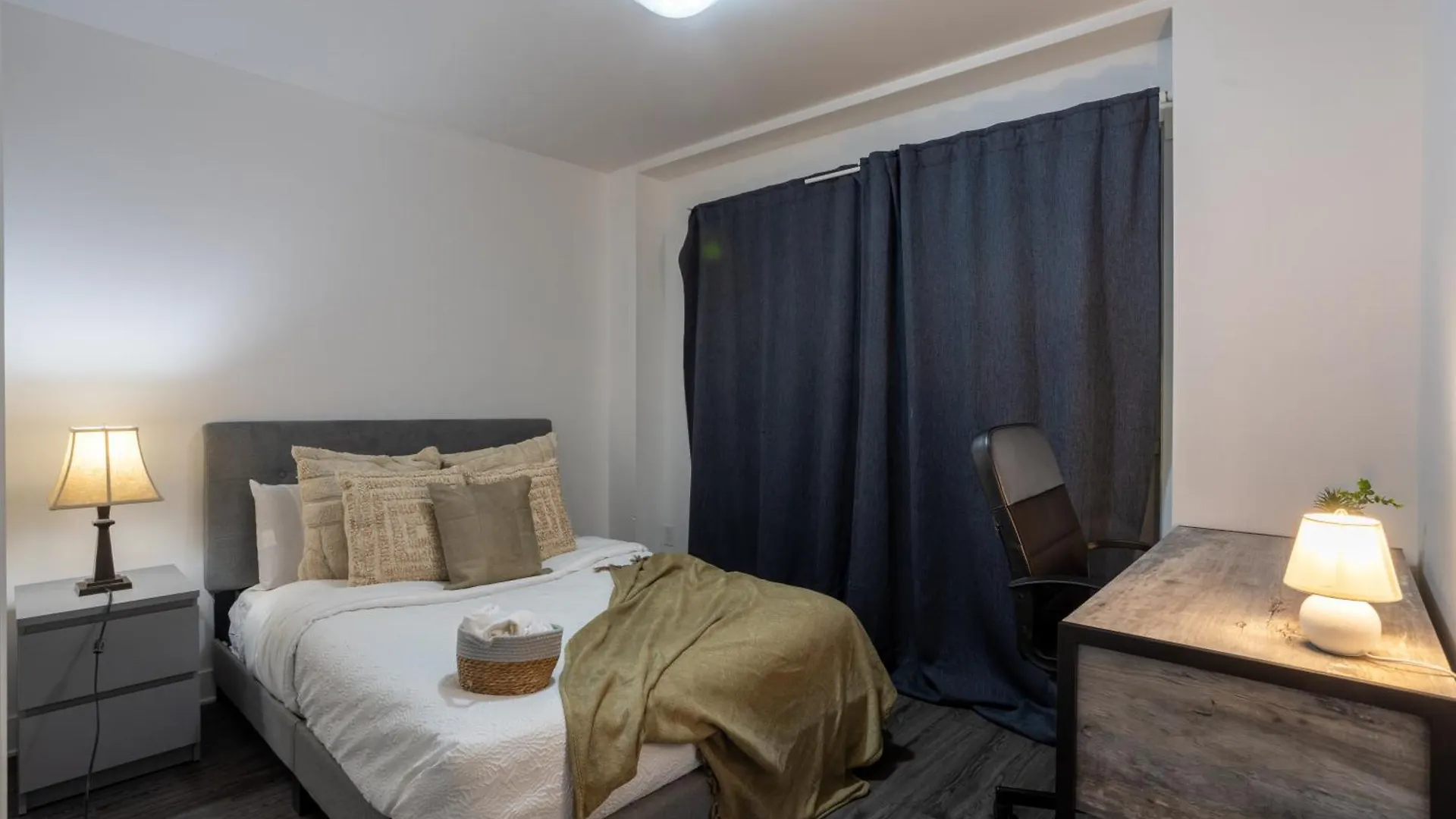 Amazing 4 Bedroom Unit In Downtown Montréal Canadá