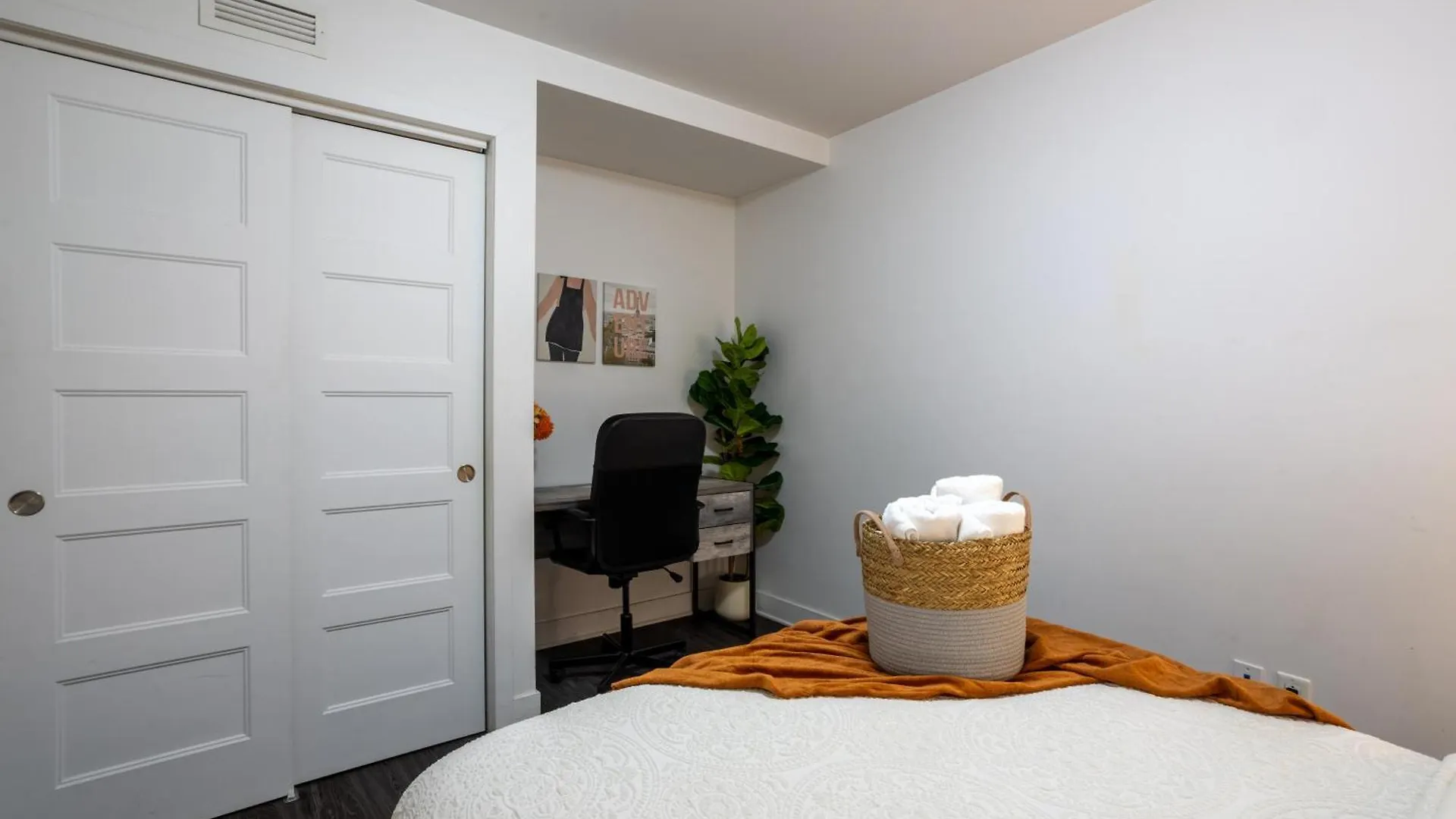 Amazing 4 Bedroom Unit In Downtown Montréal