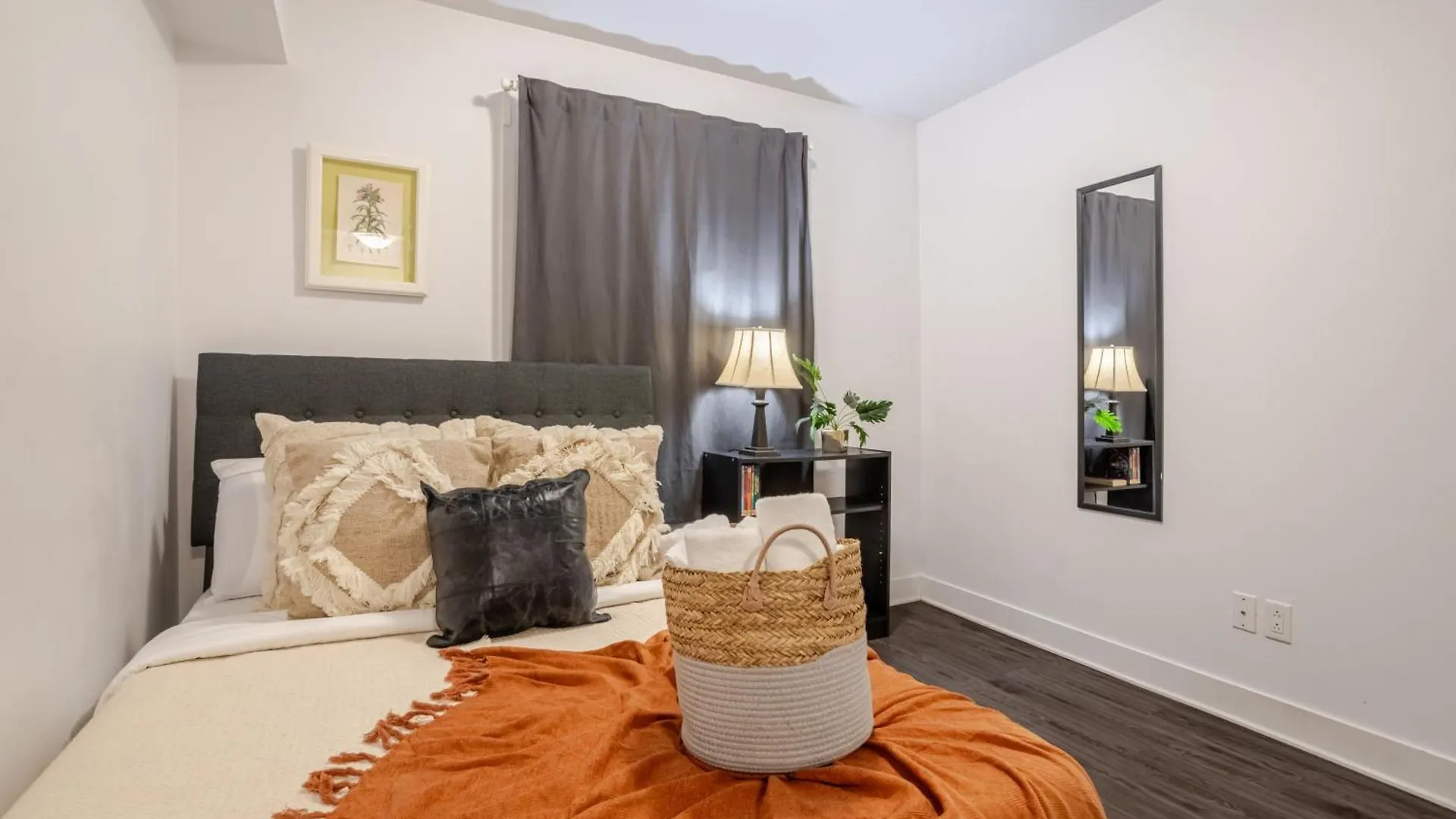 Amazing 4 Bedroom Unit In Downtown Montréal