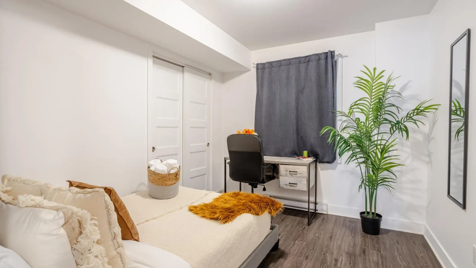 Amazing 4 Bedroom Unit In Downtown Montréal 0*,
