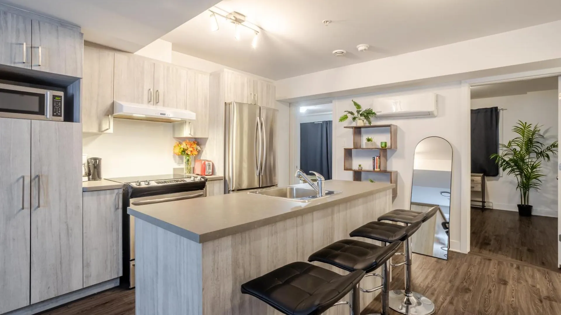 Amazing 4 Bedroom Unit In Downtown Montréal Canadá